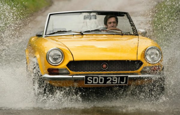 Twin Cam се появява за първи път през 1966 година под предния капак на Fiat 124 Sport Spider (на снимката) и Sport coupe. Проектиран от Аурелио Лампреди (1917-1989), двигателят е използван до края на века във Fiat, полския Fiat, Lancia и Alfa Romeo, както и във версията от средата на 80-те на Morgan Plus 4.

Fiat Twin Cam задвижва страхотния рали автомобил Lancia 037 - последният автомобил със задно задвижване, който печели титлата при производителите в Световния рали шампионат.
